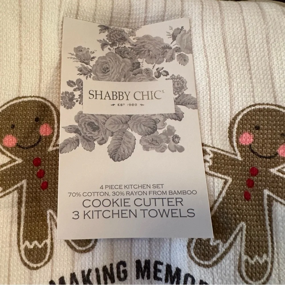 NWT- Shabby Chic Cookie Cutter & 3 “Mama’s Kitchen” Hand Towel Set